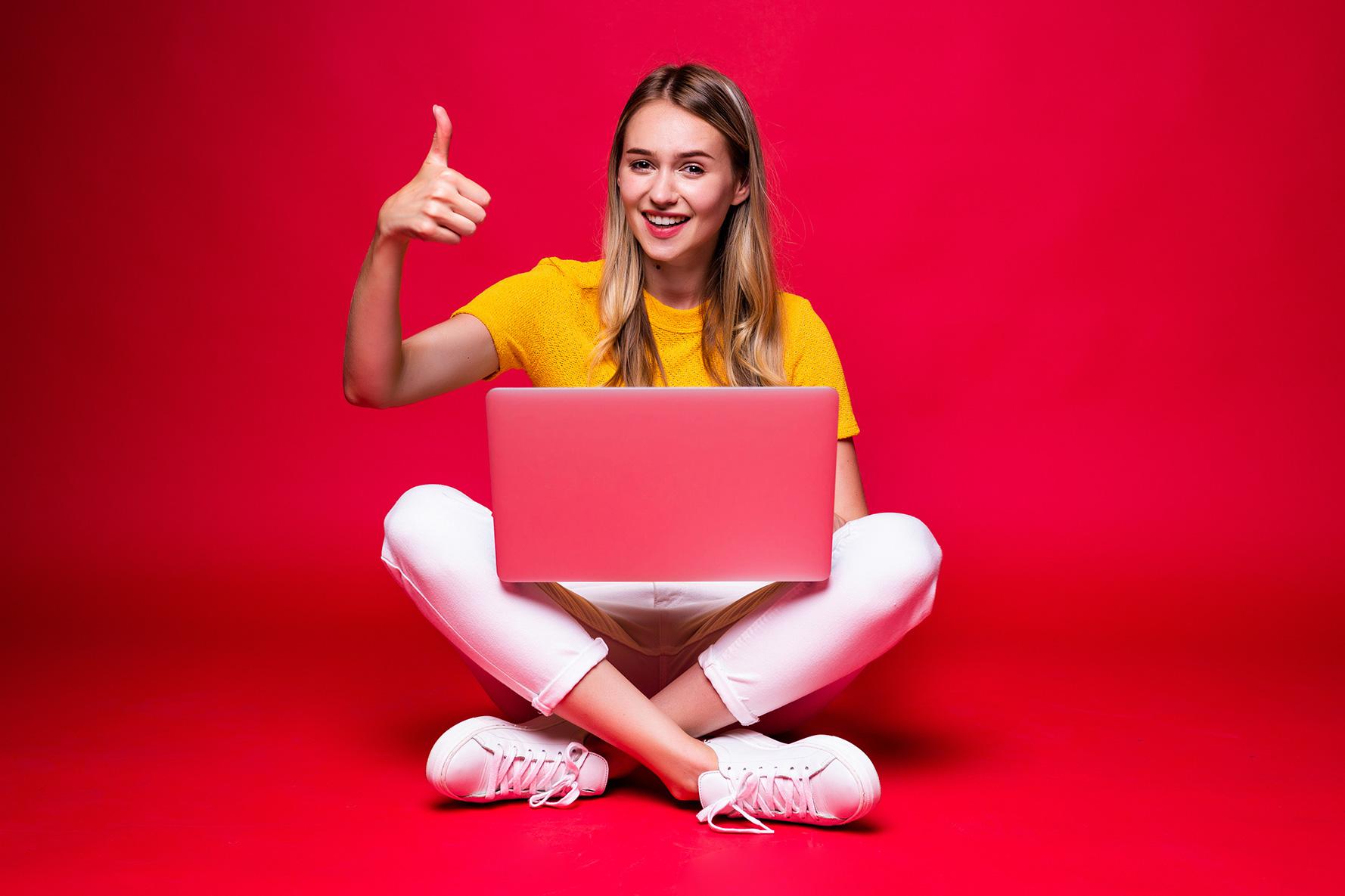 estudiante fémina usando laptop